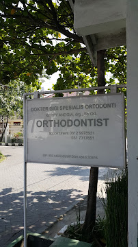 Dokter Gigi Spesialis Ortodonti - Orthodontist Surabaya Kerry Anogia