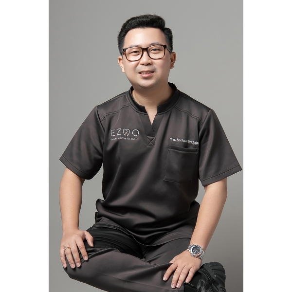 Dr. Michael Widjaja