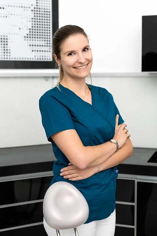 Dr. Zsanett Prajczer