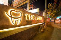 The Ivory Dental Clinic ( คลินิกทันตกรรม ดิไอวรี่ ) ศูนย์รากฟันเทียม วีเนียร์ จัดฟันใส ครอบฟัน ฟันปลอม