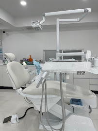 Chidlom Dental Clinic ชิดลม เดนทัล คลินิก รากฟันเทียม วีเนียร์ จัดฟัน invisalign
