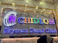 Chidlom Dental Clinic ชิดลม เดนทัล คลินิก รากฟันเทียม วีเนียร์ จัดฟัน invisalign