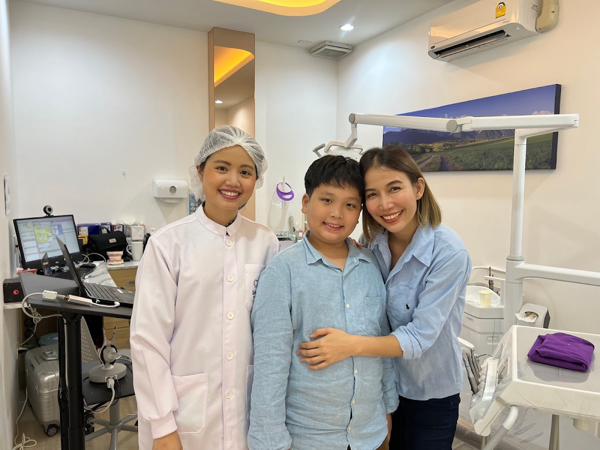 Smile Hub Dental Clinic | BTS อารีย์ | คลินิกเฉพาะทางจัดฟัน รากเทียม วีเนียร์ | จัดฟันรับรองมาตรฐาน ABO จากอเมริกา